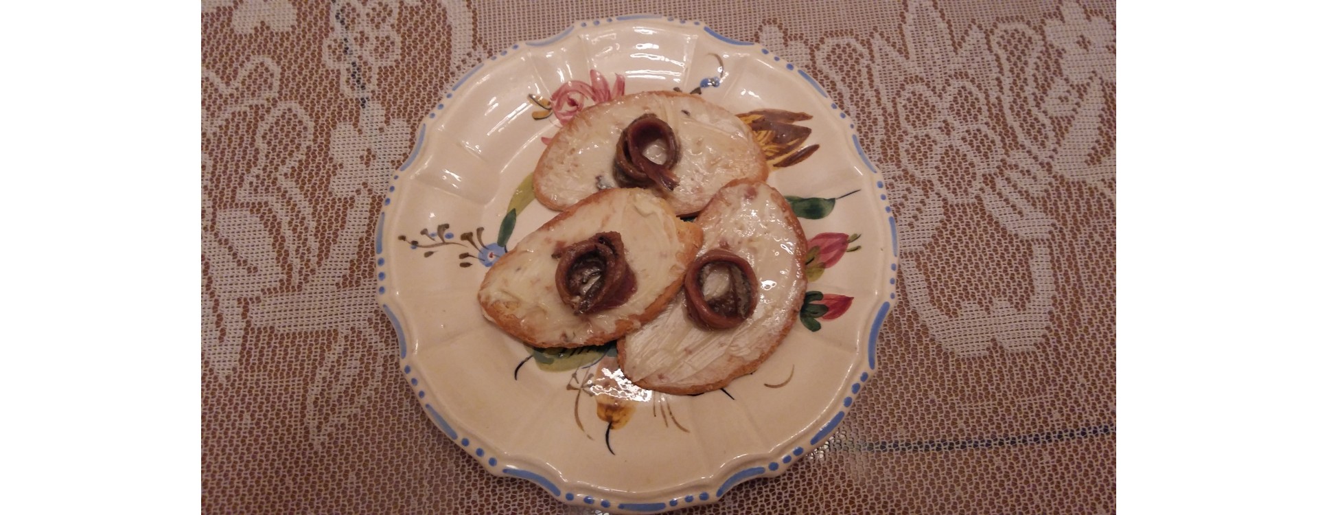 Crostini al burro di alici sott'olio