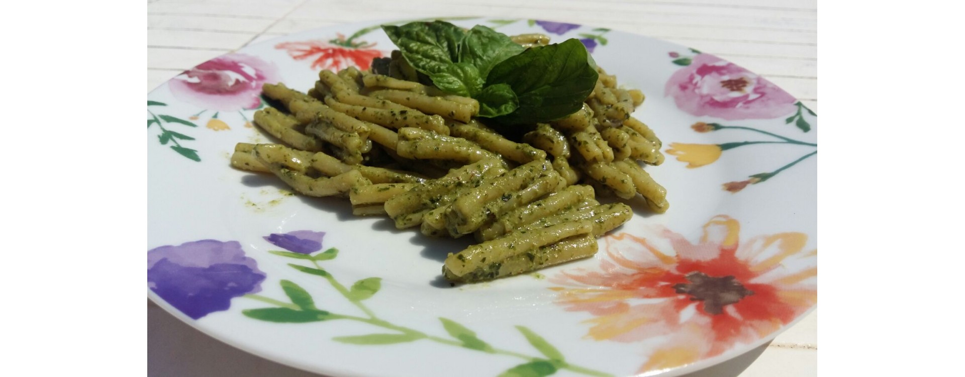 Pasta con pesto cetarese